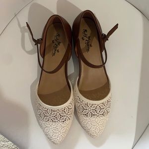 Lace low wedge sandals